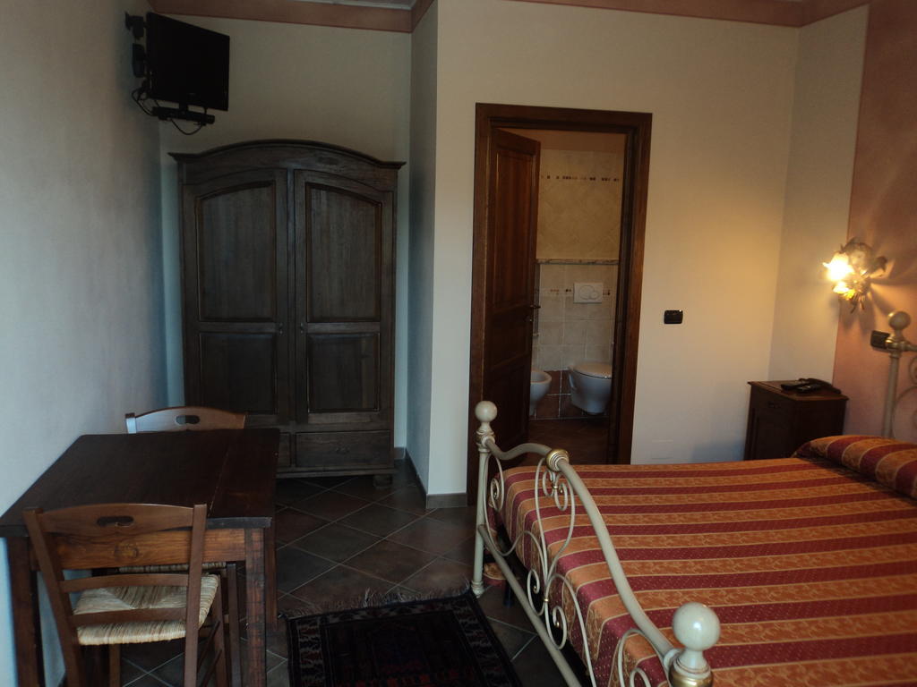 Agriturismo Cascina L'Arche Santo Stefano Belbo Δωμάτιο φωτογραφία